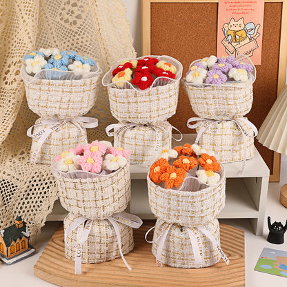 Bloomy Wool – Cozy Basket Bouquet