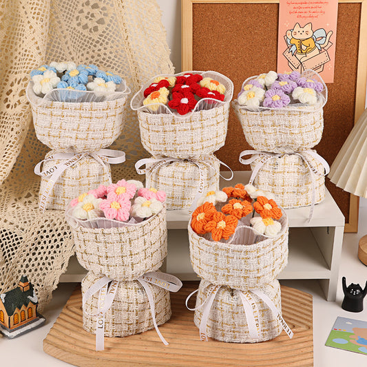 Bloomy Wool – Cozy Basket Bouquet