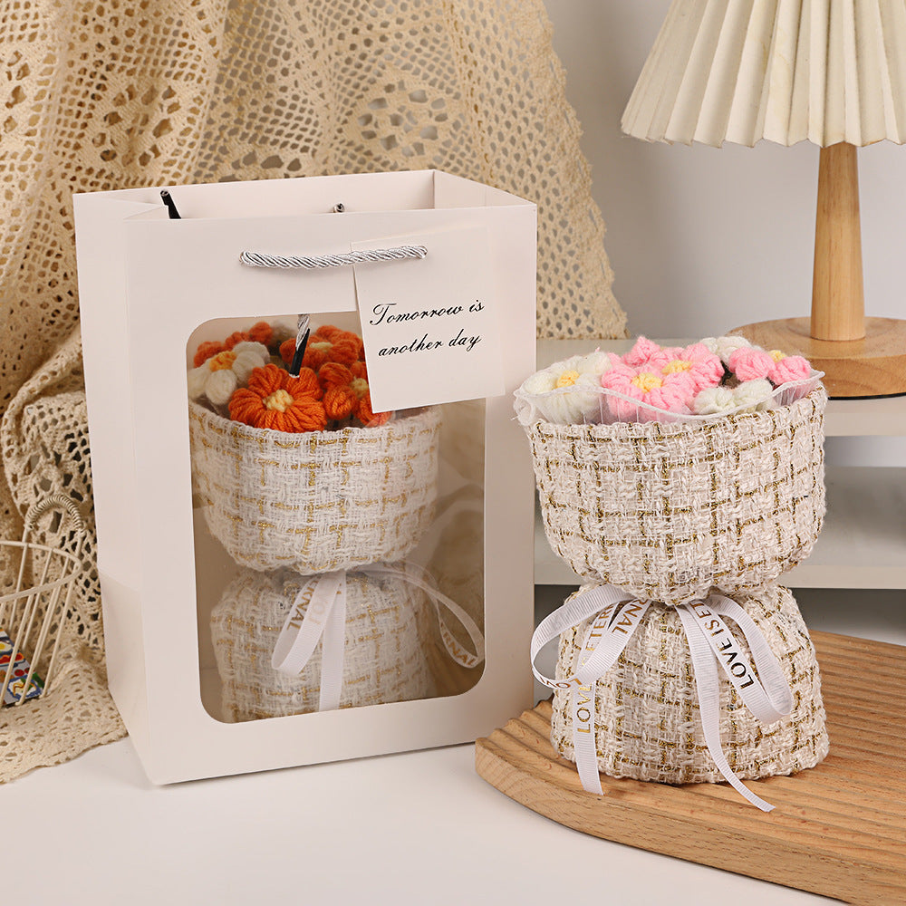 Bloomy Wool – Cozy Basket Bouquet