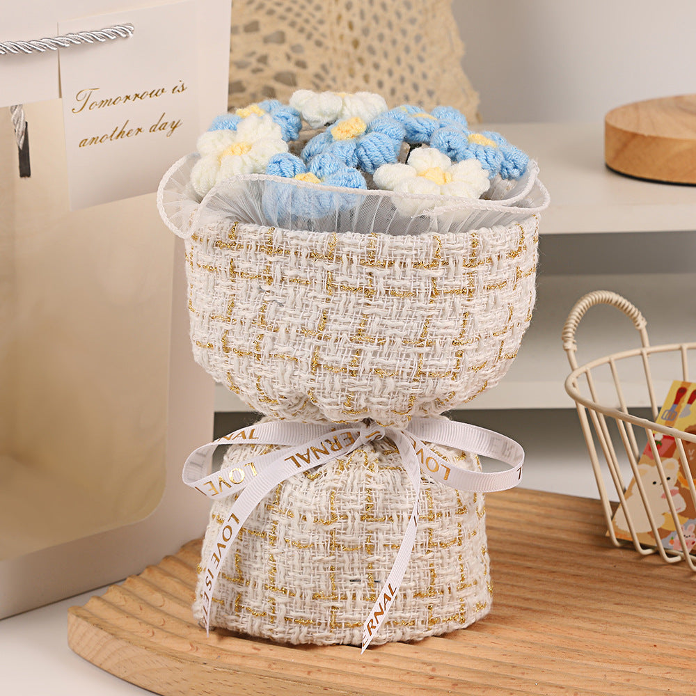 Bloomy Wool – Cozy Basket Bouquet
