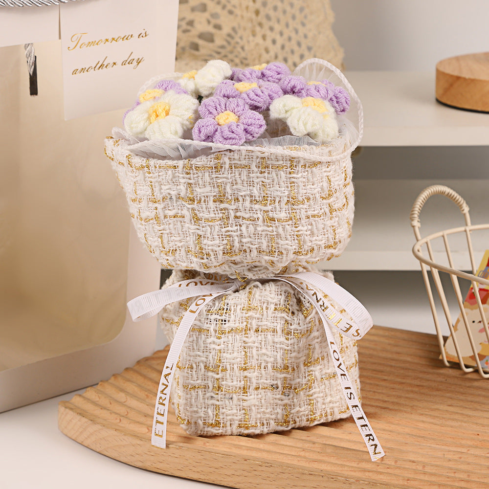 Bloomy Wool – Cozy Basket Bouquet