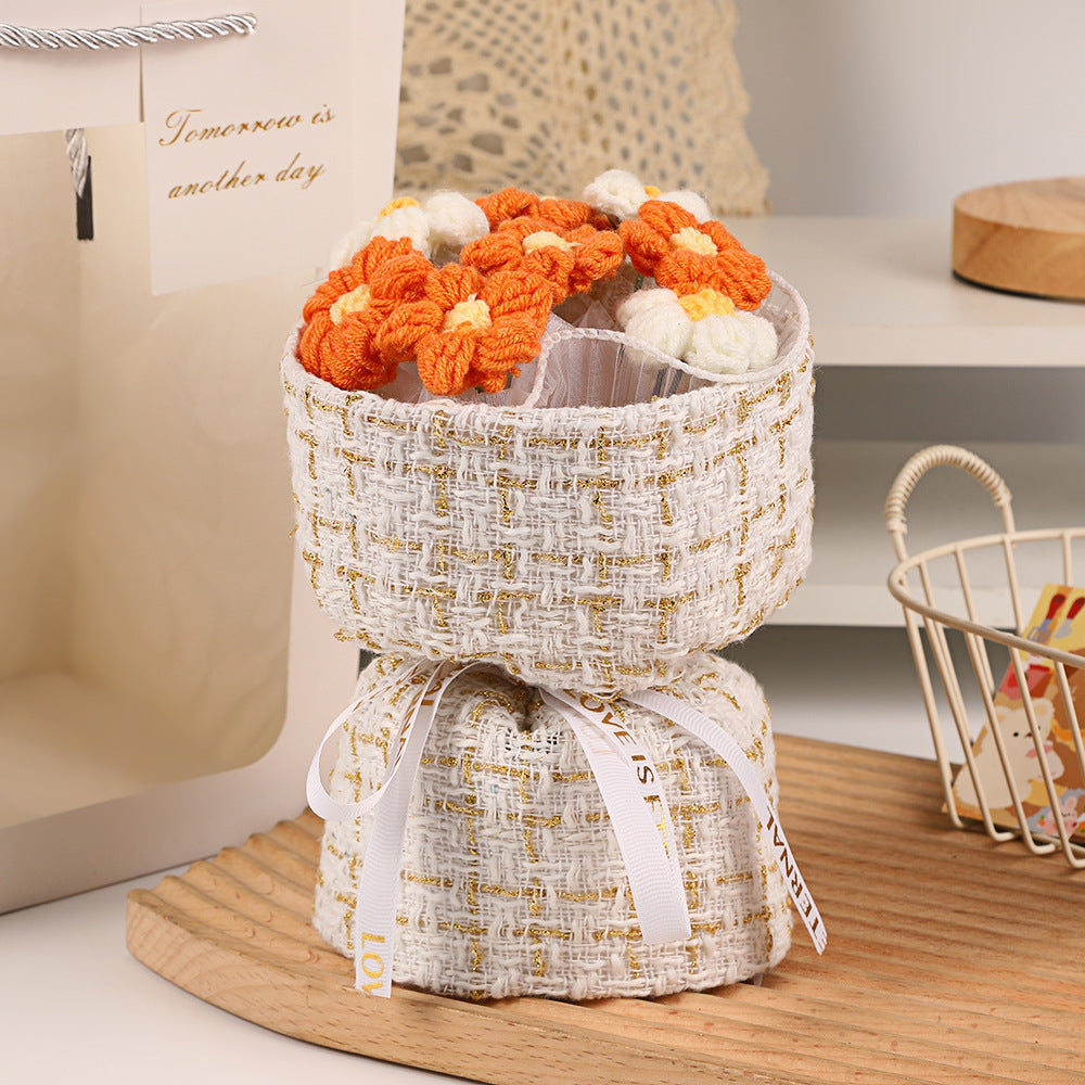 Bloomy Wool – Cozy Basket Bouquet