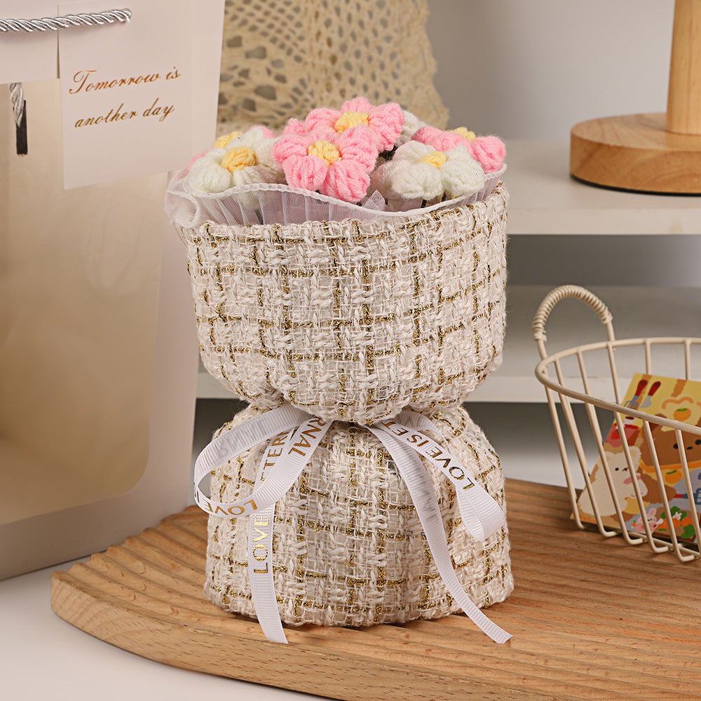 Bloomy Wool – Cozy Basket Bouquet