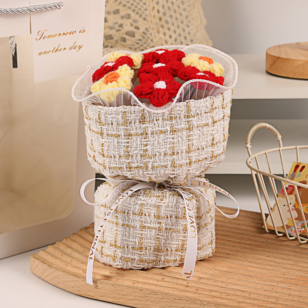 Bloomy Wool – Cozy Basket Bouquet